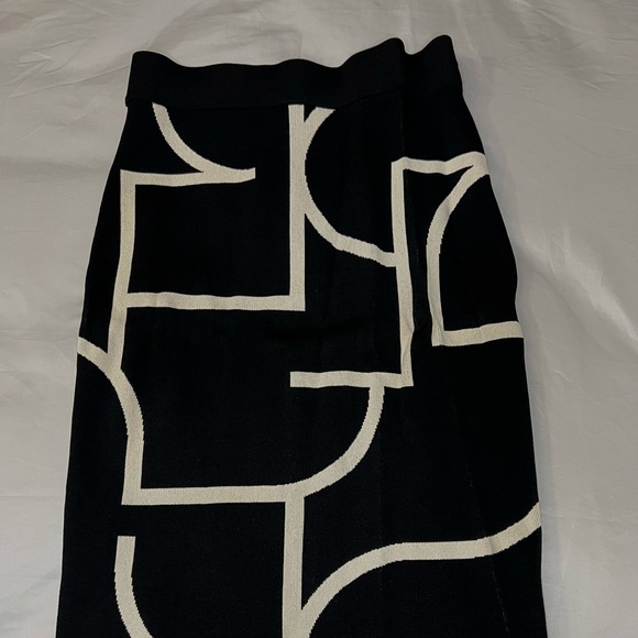 H&M Dresses & Skirts - Black skirt